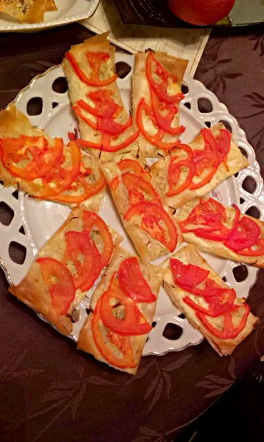 filo with cheese, onion and tomatoes|Zheni Todorovaさん