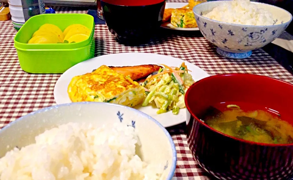 朝ごはん♪ 葱入りだし巻き、焼鮭、コールスロー、お味噌汁|ひかるんさん