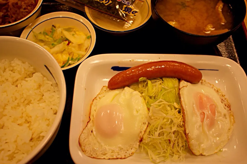 ソーセージwエッグ朝食|マハロ菊池さん