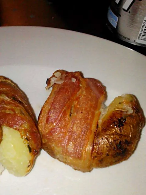 Bacon wrapped roasted smashed potato. potato tossed in grapeseed oil, maple syrup, thyme, and salt and pepper.|Polly Gelfusoさん