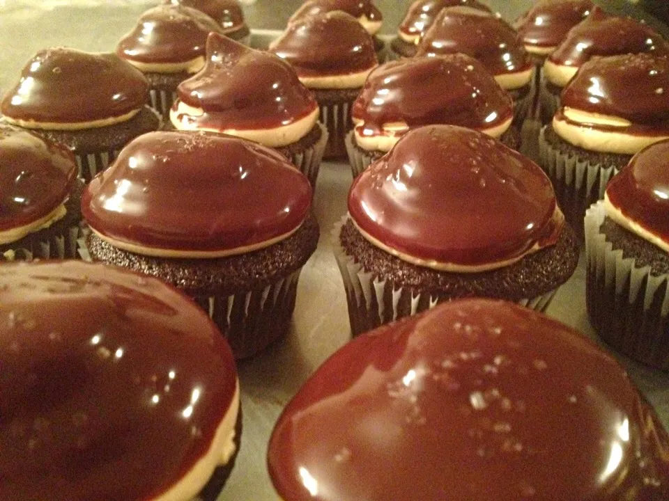 Chocolate cupcakes with salted caramel frosting dipped in ganache|Tracy Francesさん