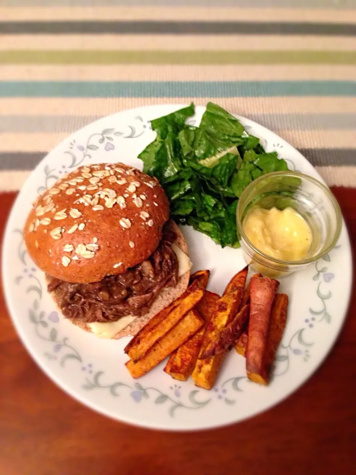 Pot roast sandwich, sweet potato fries, homemade aioli and salad|Martha P.さん