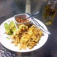 Musli, eggs with onion and basil and avocado with jasmine tea|maddison richardsさん