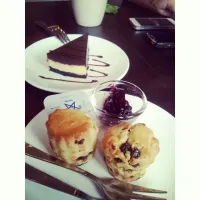 warm cranberries scones with butter and ham. love it
also the rich chocolate cake|joey limさん