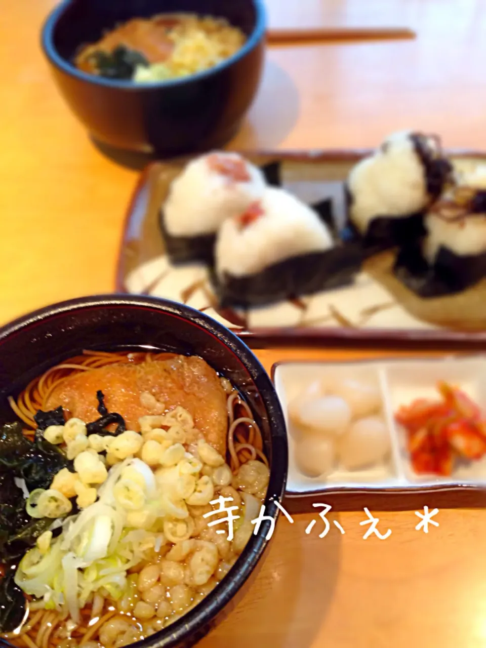 Snapdishの料理写真:きつね？たぬき？そば＊おにぎり＊|寺cafe＊さん