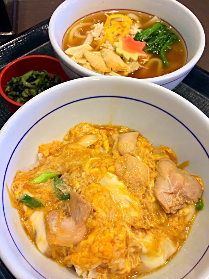 コスパは悪いけれど、お腹に優しいことを考えて、親子丼ミニと、鶏とゆばのあんかけ小うどん。|Takashi H.さん