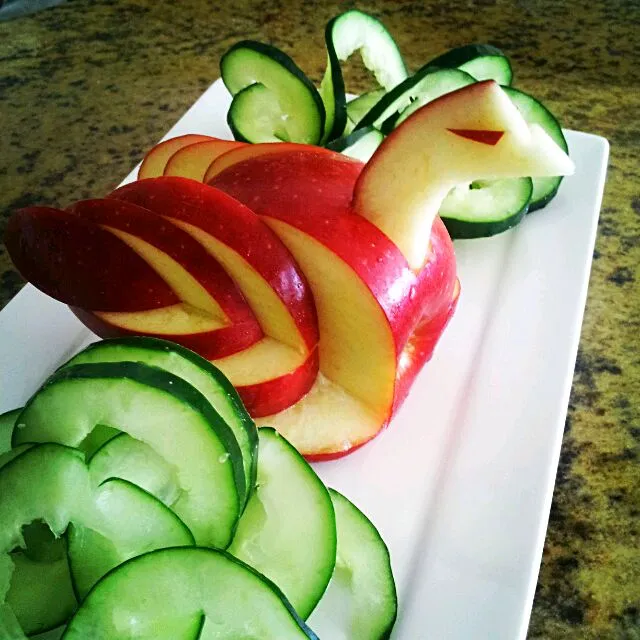 apple swan with cucumber garnish|Ian Huttonさん