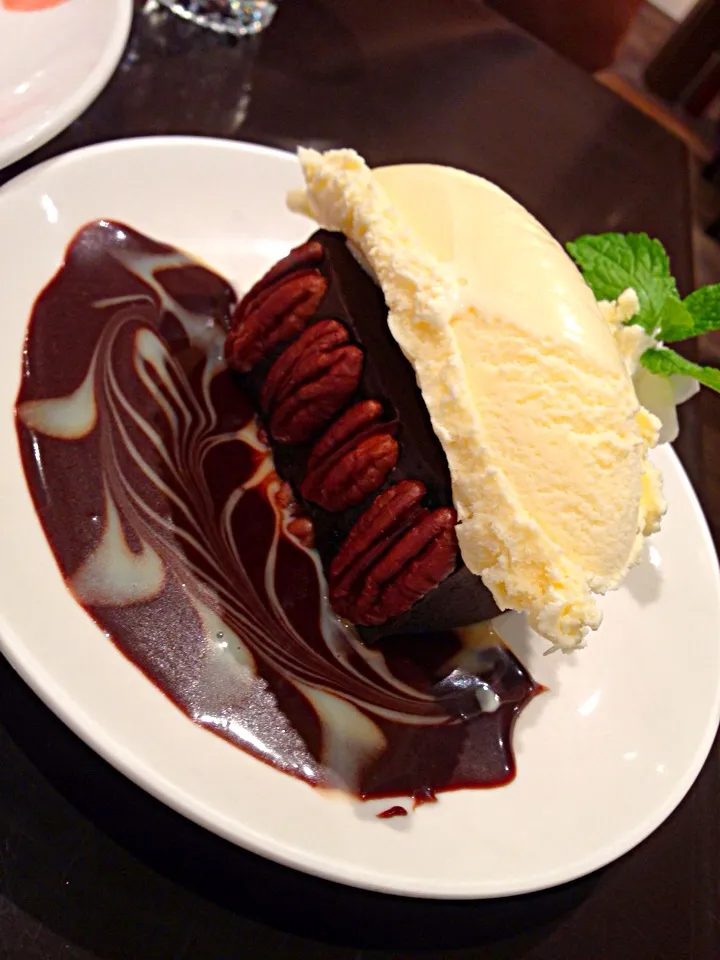 Chocolate Cake with Vanilla Icecream|willklhさん