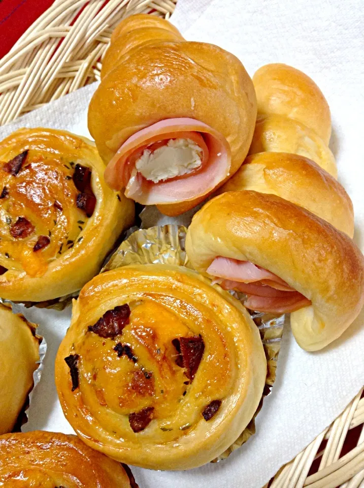 ⭐️アップルスモークドベーコン,チェダーチーズ パン⭐️ハム,クリームチーズコロネ⭐️Apple Smoked Bacon & Cheddar Cheese Rolls,  Hum & Cream Cheese Filled Brioches.|yorikoさん