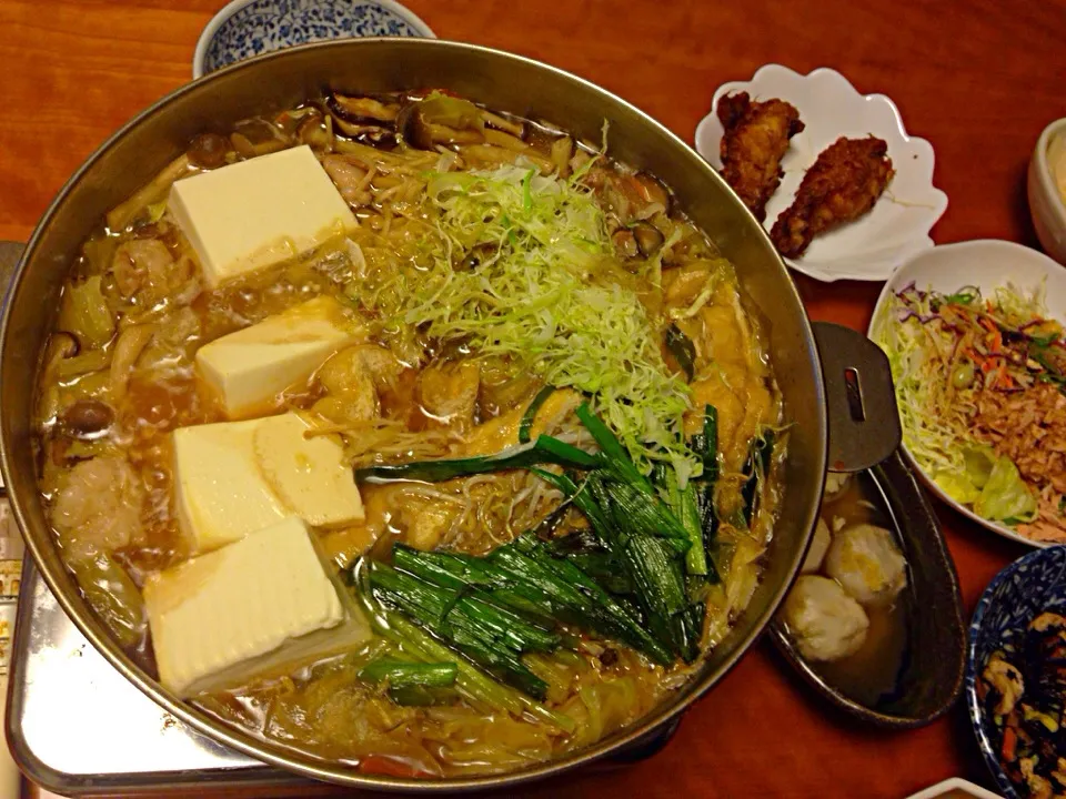 モツ鍋  サラダ  ひじきの煮物  小芋煮  手羽元の唐揚げ  イカの塩辛   で乾杯🍺|みゆさん