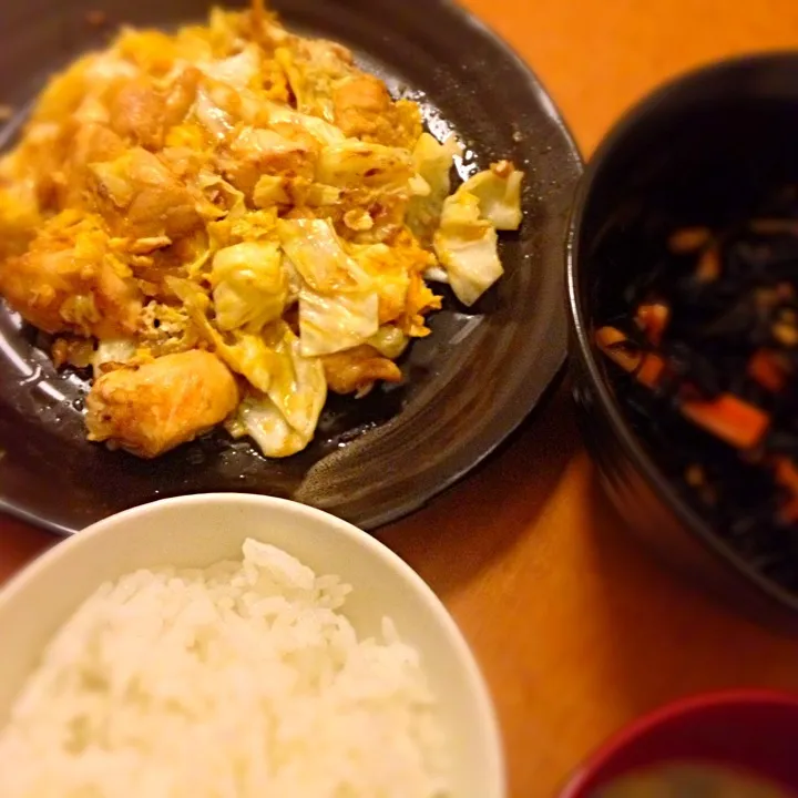 鶏肉とキャベツの玉子とじ|ともえさん