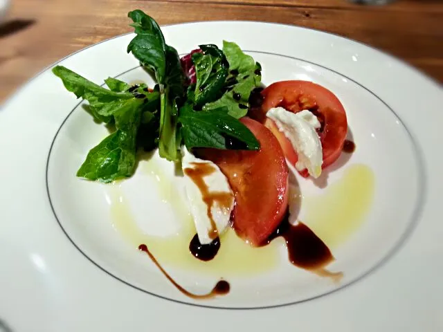 Snapdishの料理写真:토마토 모짜렐라 샐러드. Tomato Mozzarella Salad|Dylan Koさん