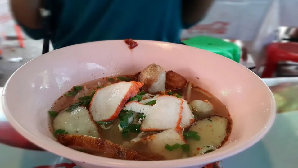 Tom yum soup noodle with fish ball|sachaさん