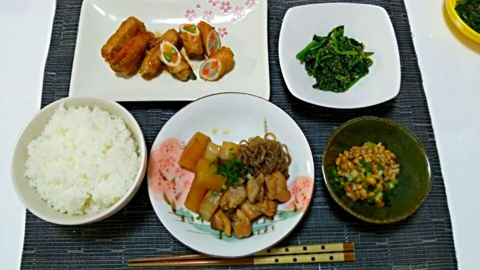 豚肉の野菜巻き、大根と鶏肉の煮物、ほうれん草のごま和え、納豆♡|yuiさん