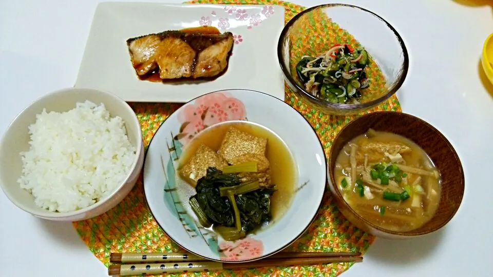 ぶりの照り焼き、小松菜と厚揚げの煮物、きゅうりわかめの酢の物、お味噌汁♡|yuiさん