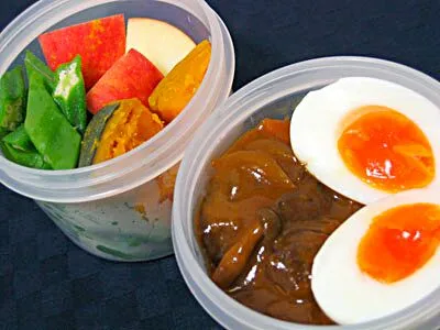 お弁当（カレー、ゆで卵、かぼちゃのバターソテー、オクラ、りんご）|すーさん