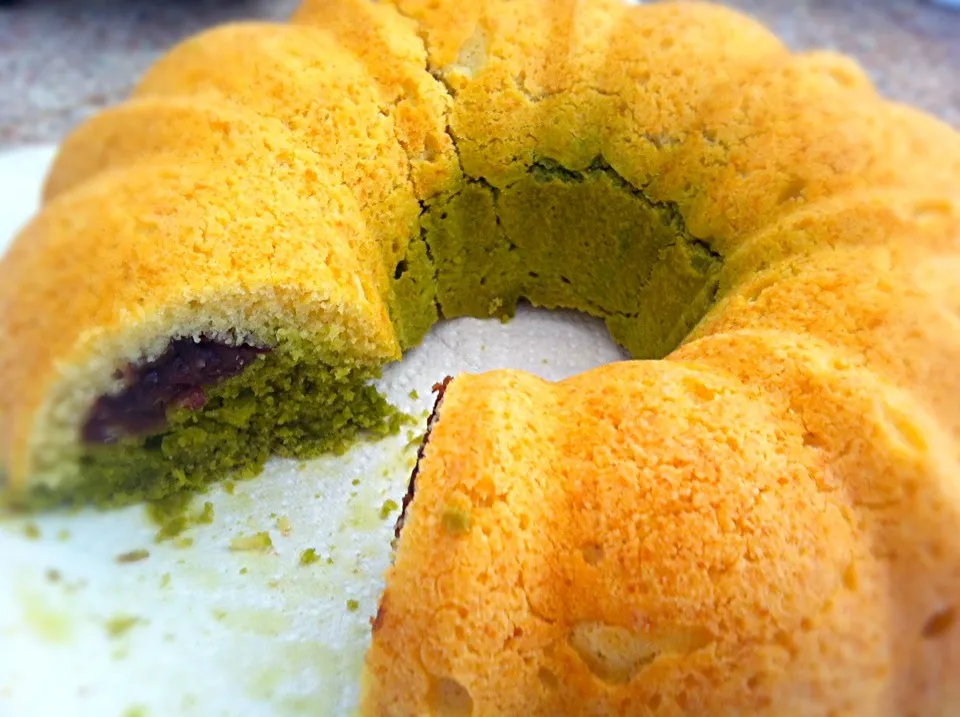 Snapdishの料理写真:Matcha cake with sweet bean filling. イメージだけで焼いてみた抹茶ケーキ。ココナッツオイル使用で風味も良い感じ(⌒▽⌒)|mamakumiさん