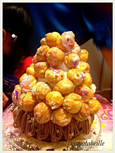 シュークリームのタワー！？フランス菓子のクロカンブッシュ