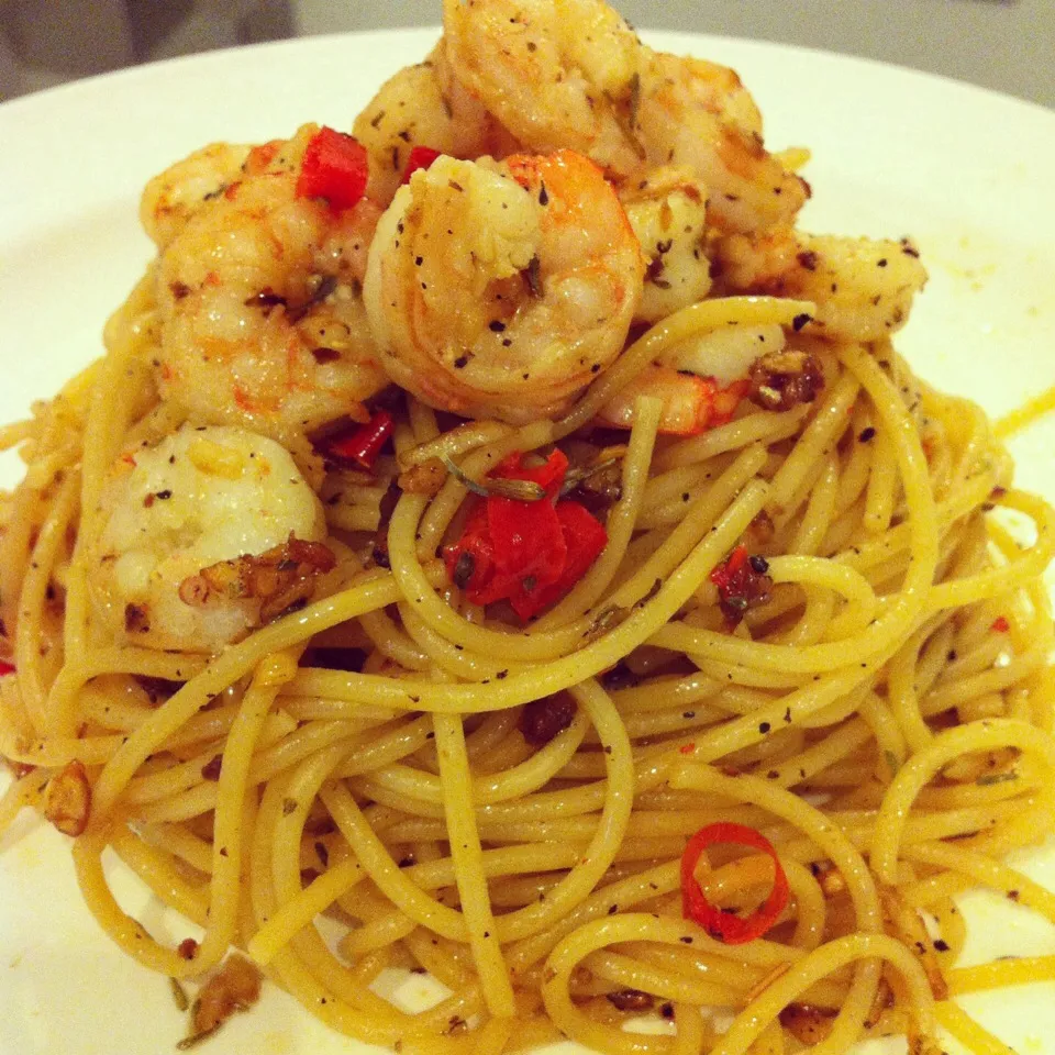 Spaghetti with shrimp garlic and chili|Darren Loさん