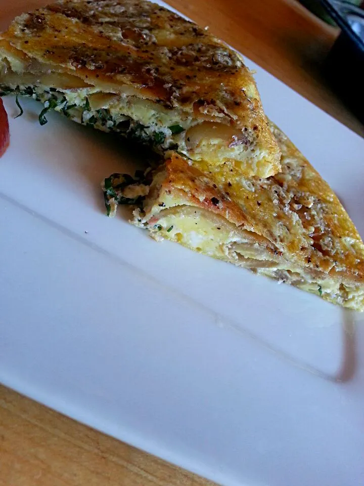 breakfast frittata . caramelized onions , sliced red potatoes , fresh basil , roasted garlic and goat cheese .|Monique Whiteさん