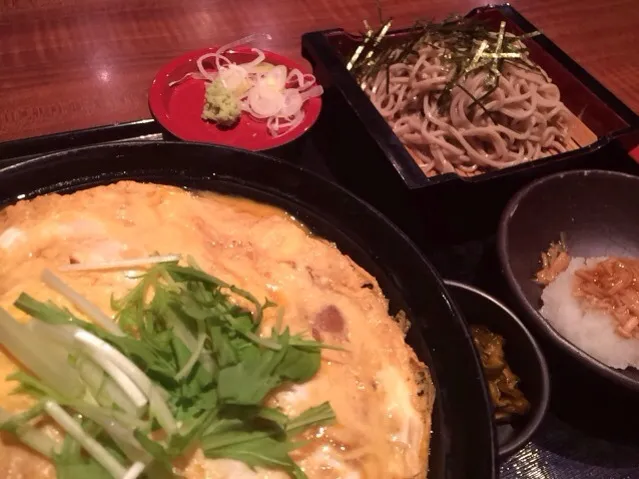 親子丼とそば定食を頂きました。|momongatomoさん