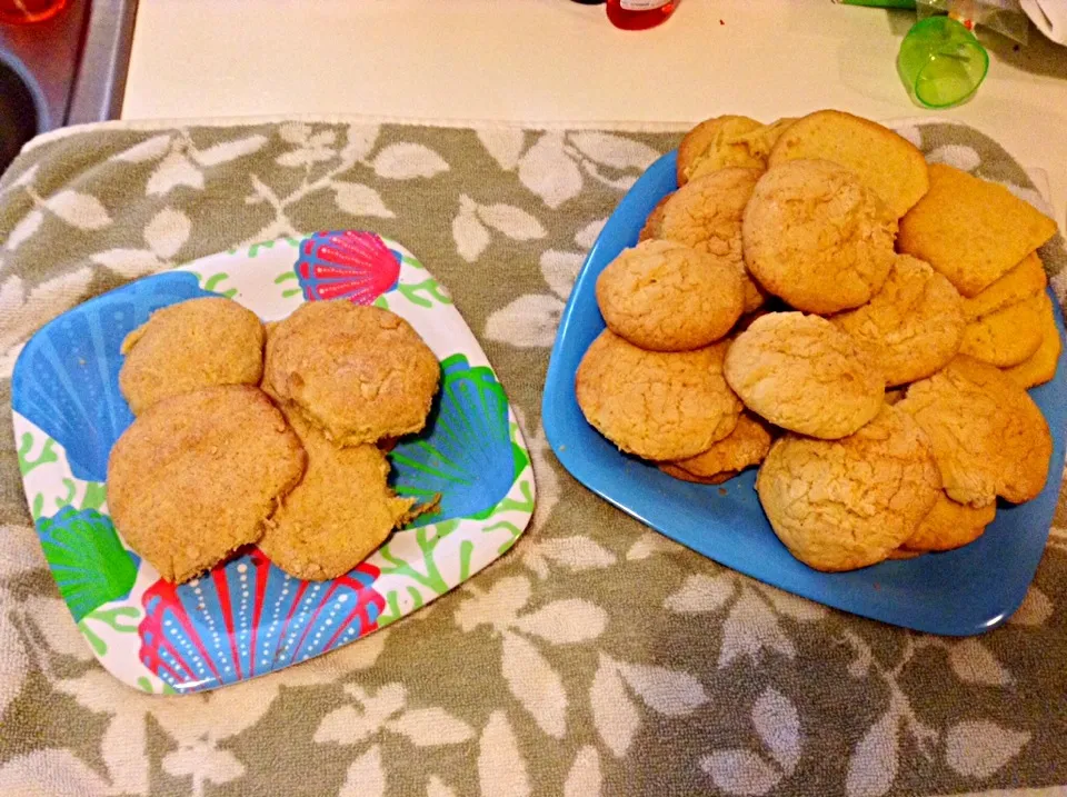 Snapdishの料理写真:Homemade chewy sugar cookies  w/ a couple cinnamonsugar cookies on the left . The best in the game ;|Nikki Chanさん