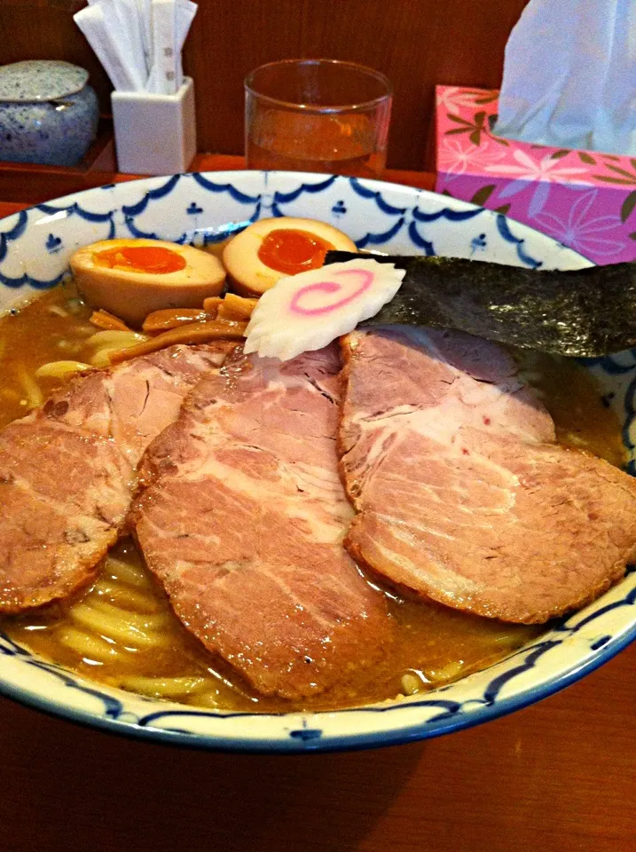 Snapdishの料理写真:いそじで中華そば。麺を多めにしてみたら、お腹が限界。|abe yoshiroさん