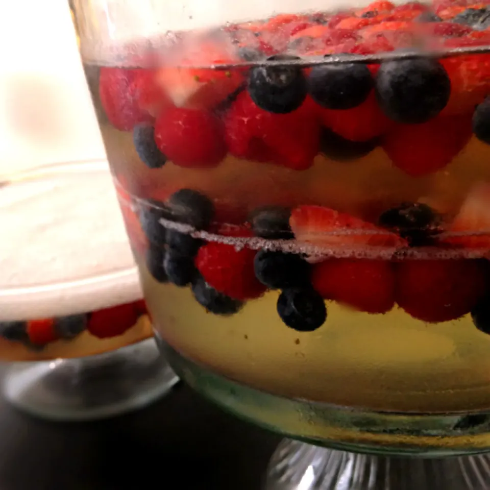 Mixed berries and white wine jello trifle|12Dragonさん