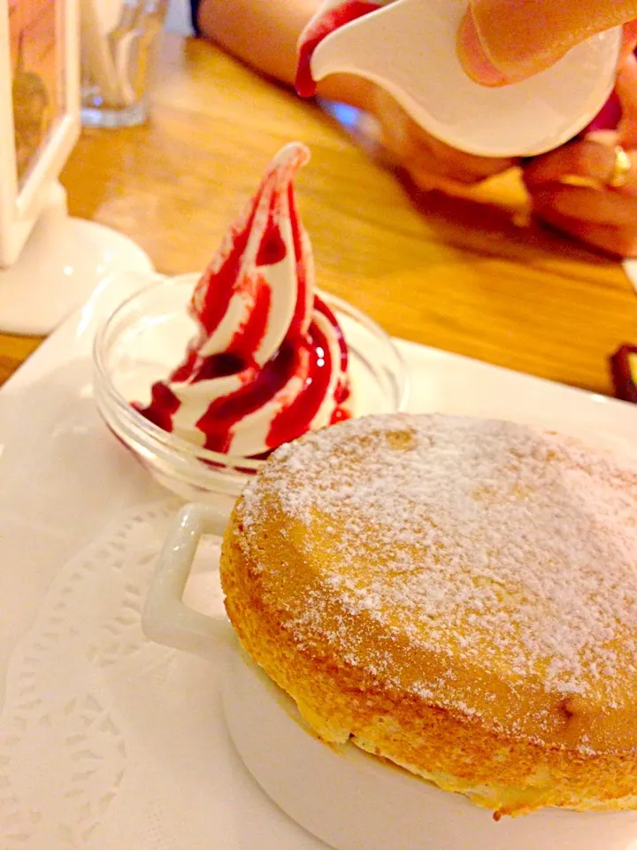 Vanilla soufflé with strawberry softcream|PhUnGさん