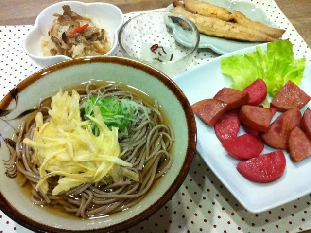 ごぼう天蕎麦・ハムソテー・ホッケ味噌漬け焼き・キノコと揚げの混ぜご飯|まーままさん