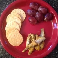 Snapdishの料理写真:Zone Diet Snack-sardines w/ crackers and grapes|Tracy Francesさん