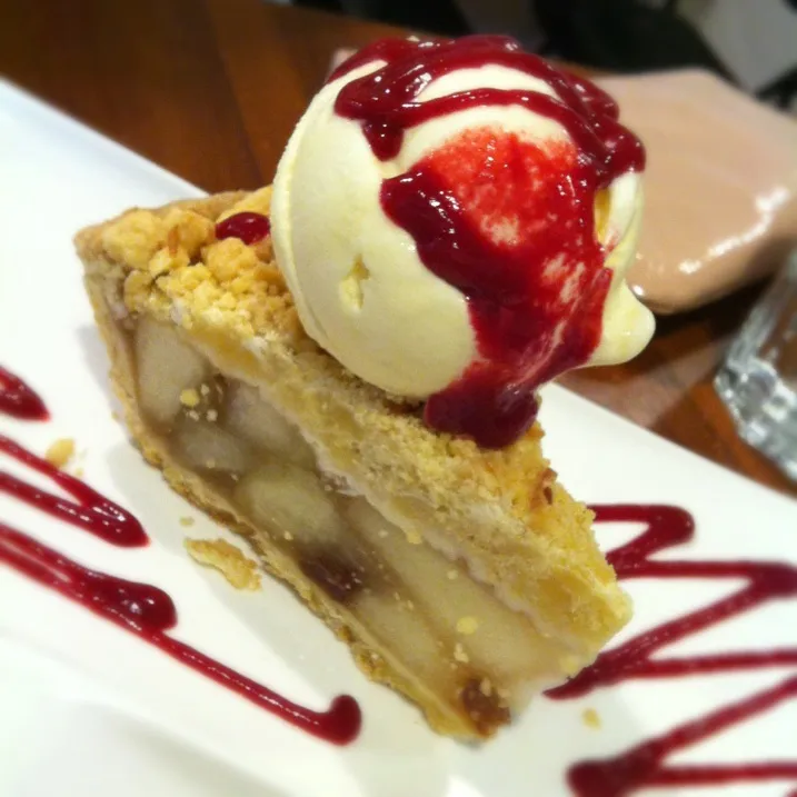 Apple crumble with ice cream|mikko tanさん