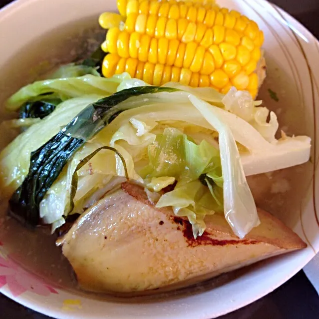 Snapdishの料理写真:ニラガって料理。野菜の下には骨付きバラ肉(；´∀｀)|Kenny Hiraiさん