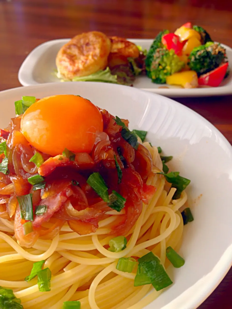 Snapdishの料理写真:⭐️玉ねぎとベーコンのパスタ ⭐️ポテト餅（チーズ入り） ⭐️サラダ 胡麻ドレッシング|よっちぃさん