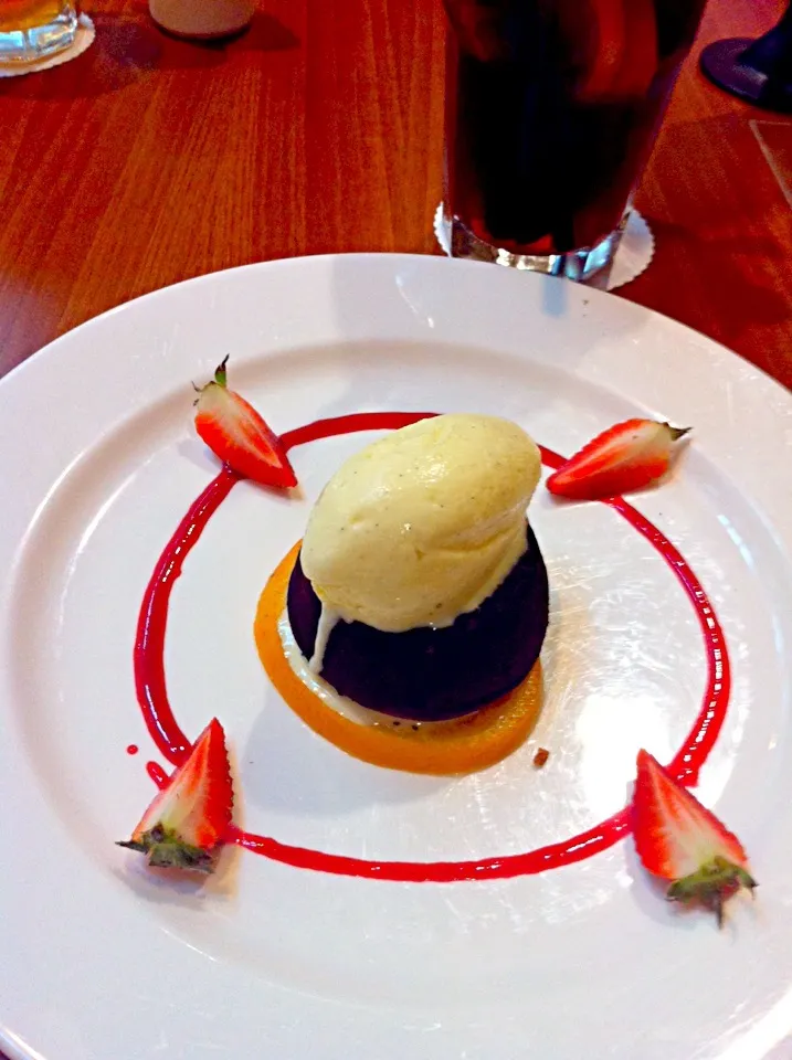 Snapdishの料理写真:Warm chocolate lava|Nathalie Straversさん