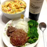 Snapdishの料理写真:紅酒蘑菇漢堡排飯+馬鈴薯沙拉|Yehyunさん