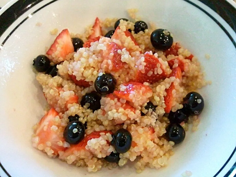 Breakfast: quinoa, berries, and honey.|Chef On Qさん