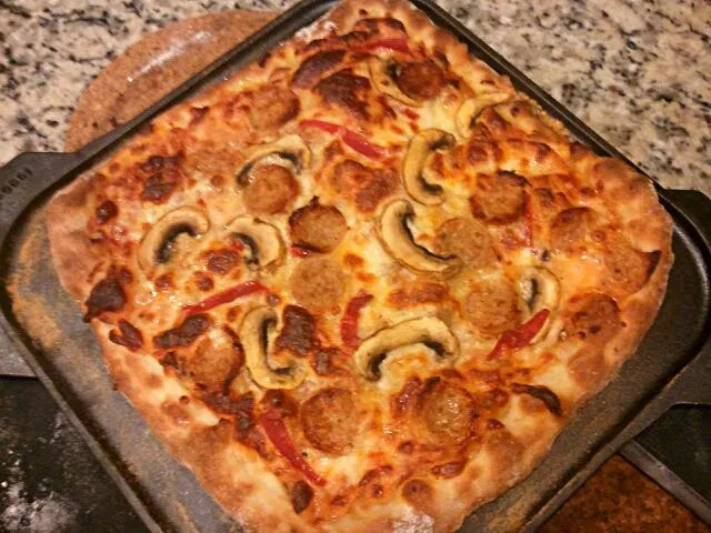 Mushroom and sausage pizza on cast iron griddle.|Chef On Qさん