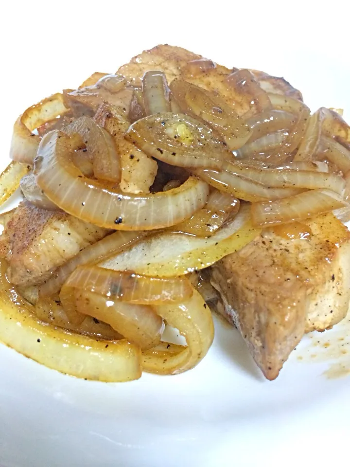 豚バラ肉と玉ねぎのバター醤油炒め|ケンチョムさん