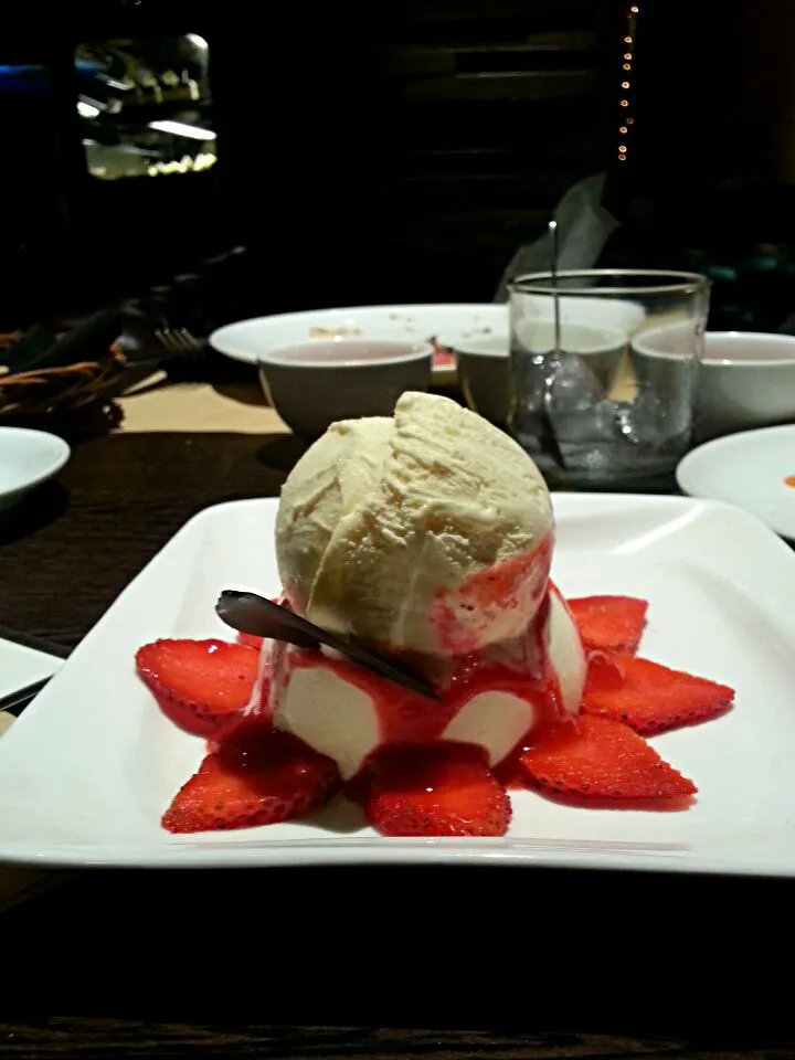 Panna cotta with strawberry jam and vanilla ice cream.|Federika Rosephinさん