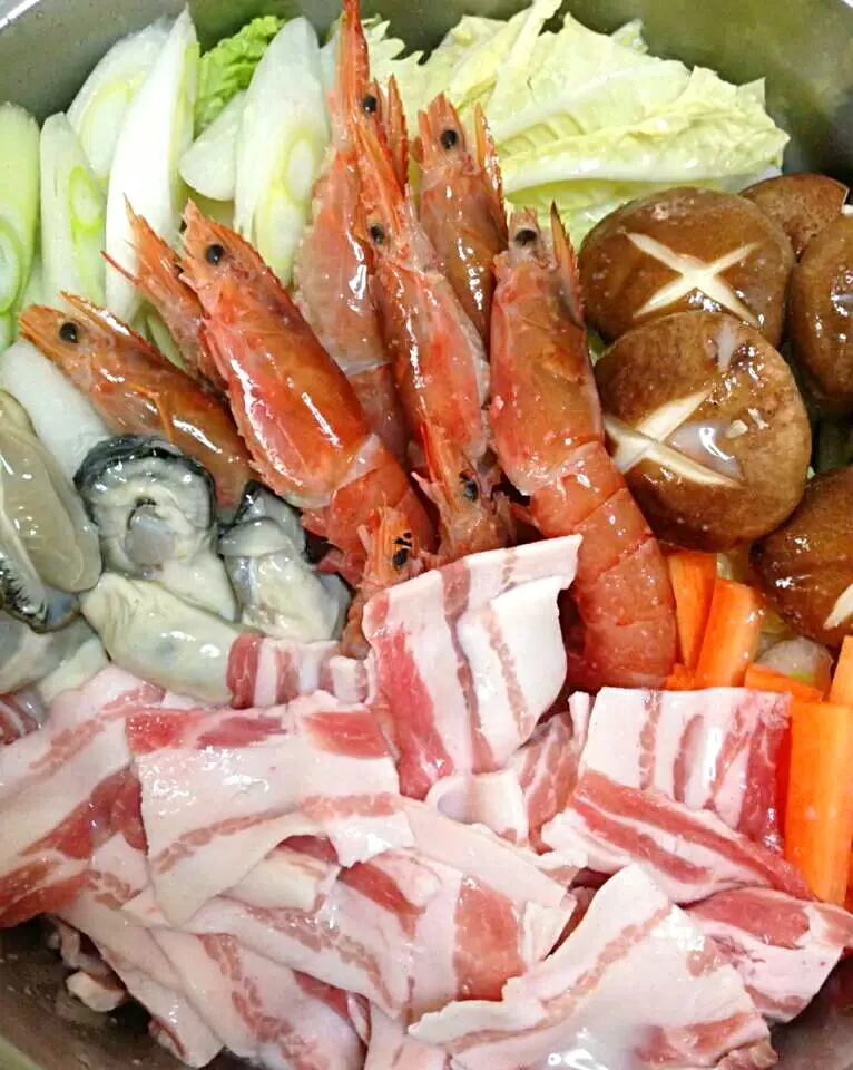 seafood nabe with pork belly strip . . . perfect for the cold weather (japanese hot pot)|kath.ozakiさん