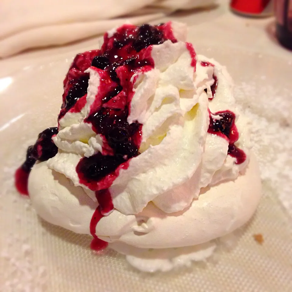 Snapdishの料理写真:Meringa con panna e frutti di bosco|Sara Derudiさん