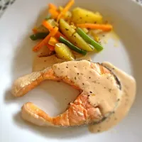 Snapdishの料理写真:Grilled Salmon with Creamy Sauce|mega niken ratriekaさん