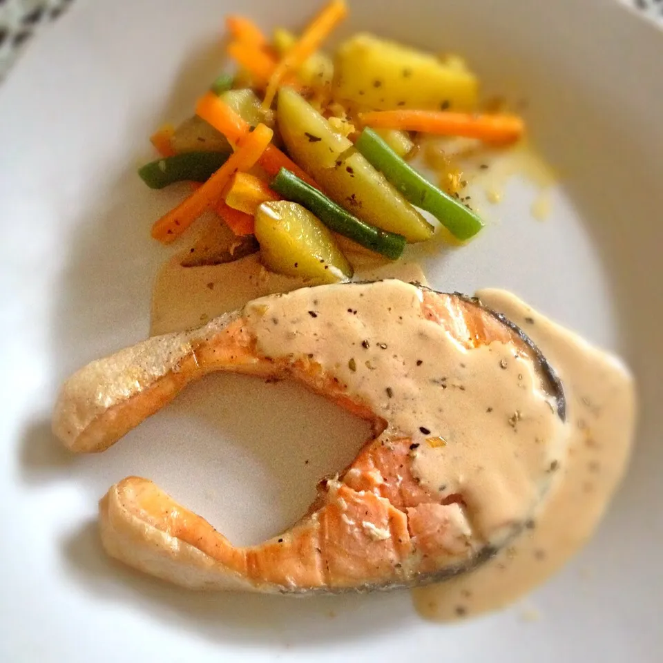 Grilled Salmon with Creamy Sauce|mega niken ratriekaさん