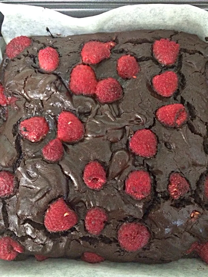 Fudgy brownie with raspberries|Ong Sor Fernさん