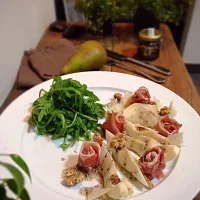 Snapdishの料理写真:Pear,prosciutto,walnuts and cheese with truffle honey/梨、生ハム、クルミ、チーズ、トリュフハニー