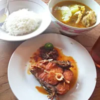 Traditional Sssssspicy Fried fish and fish head soup|Food addictさん