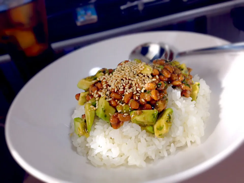 Snapdishの料理写真:納豆アボカ丼|がっちゃんさん