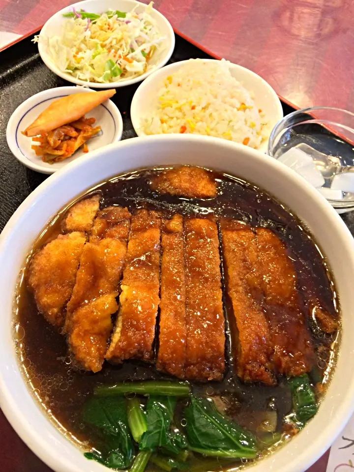 休日出勤のランチは、パイコース麺セット。１００円引きの６００円で、炒飯おかわり自由。|Takashi H.さん