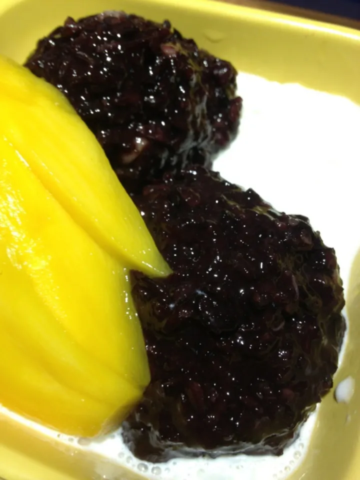 Black glutinous rice ball in vanilla sauce and fresh mango|12Dragonさん